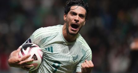 Raúl Jiménez celebra su gol ante Honduras