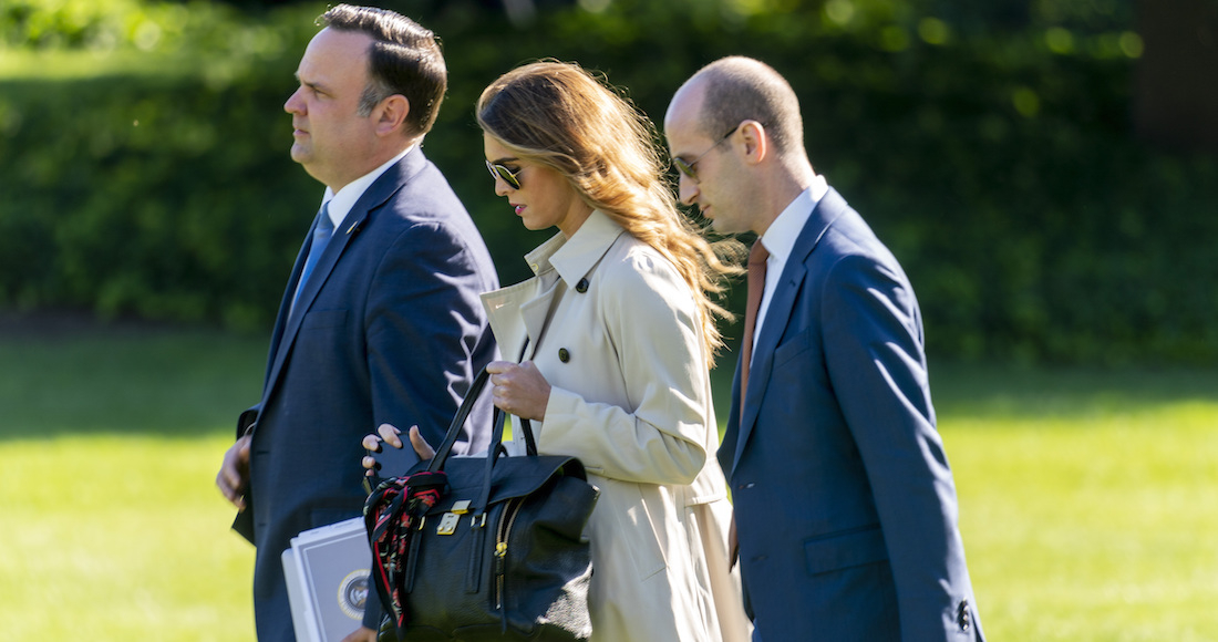 De izquierda a derecha, el director de redes sociales de la Casa Blanca dan Scavino, la asesora del presidente Hope Hicks, y el asesor de la Casa Blanca del Presidente Donald Trump, Stephen Miller, caminan por el jardín sur de la Casa Blanca para abordar el helicóptero presidencial en Washington.