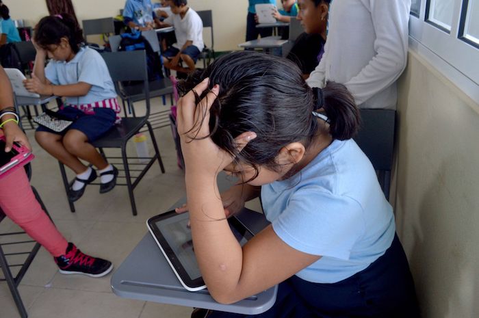 Niños usando tabletas en escuelas