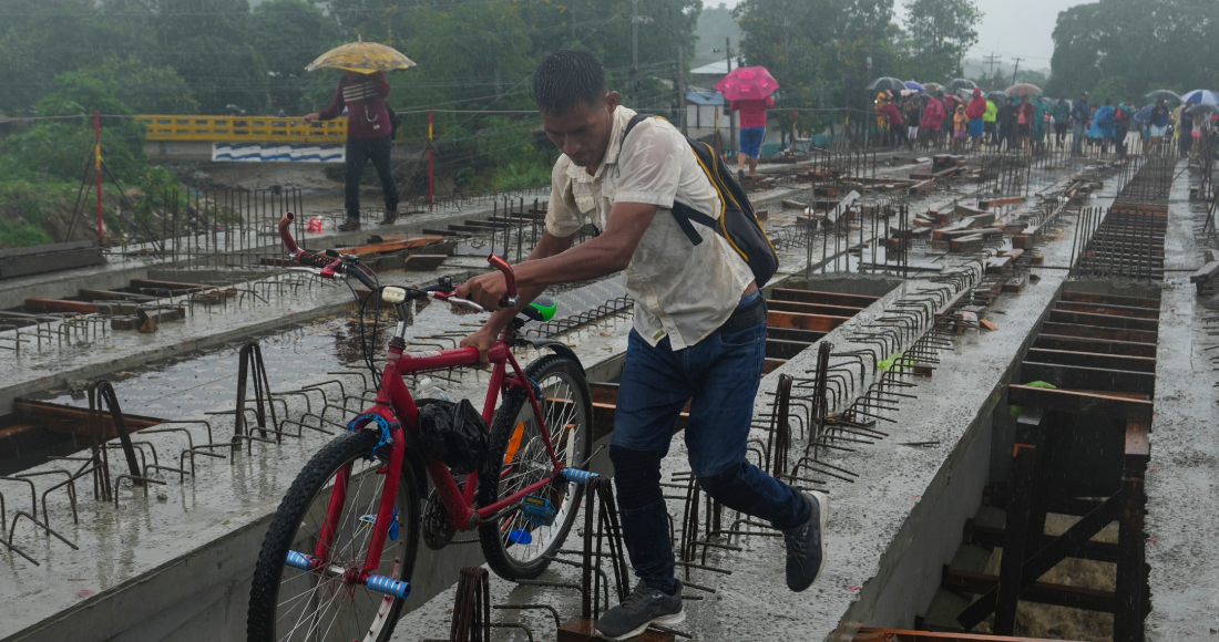 Residentes bajo las lluvias desatadas por la tormenta tropical Sara, en las afueras de San Pedro Sula, Honduras, el 16 de noviembre del 2024.