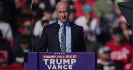 Stephen Miller, estrecho colaborador de Donald Trump, habla ante el candidato presidencial republicano en un mitin de campaña en Lititz, Pensilvania, el 3 de noviembre de 2024.