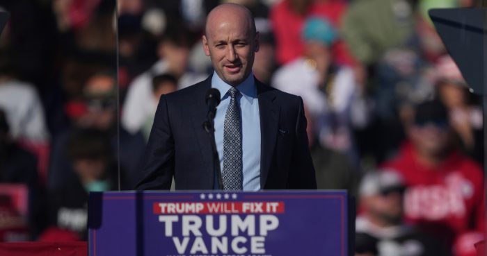 Stephen Miller, estrecho colaborador de Donald Trump, habla ante el candidato presidencial republicano en un mitin de campaña en Lititz, Pensilvania, el 3 de noviembre de 2024.