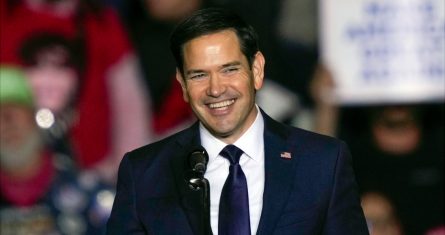 El senador por Florida Marco Rubio habla durante un acto de campaña de Trump