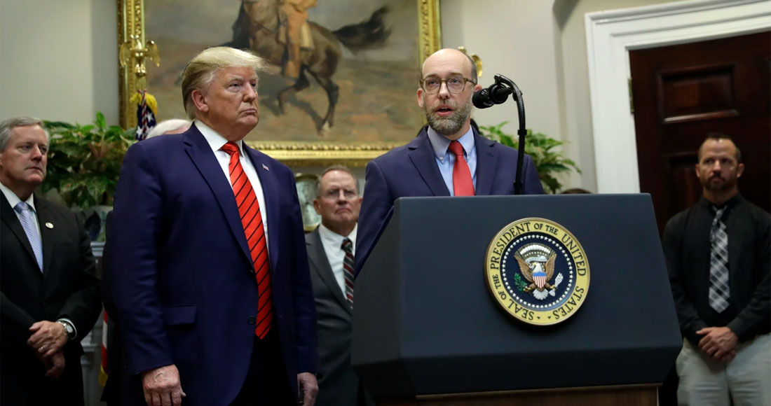 Donald Trump junto a Russell Vought. Foto: Evan Vucci, AP