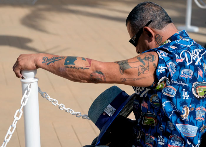 un-fan-de-los-Dodgers-de-Los-Ángeles-durante-el-funeral-de-Francisco-Valenzuela