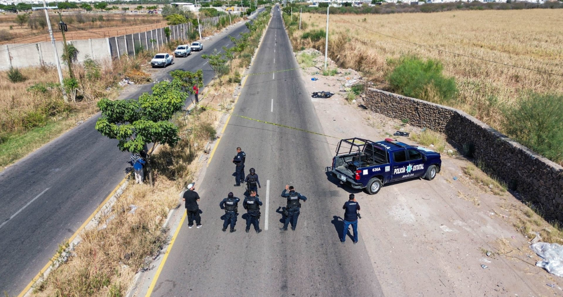 Embolsadas encuentran a tres personas asesinadas envueltos en hule negro atados con cinta canela a la orilla del carril de sur a norte de Culiacán.