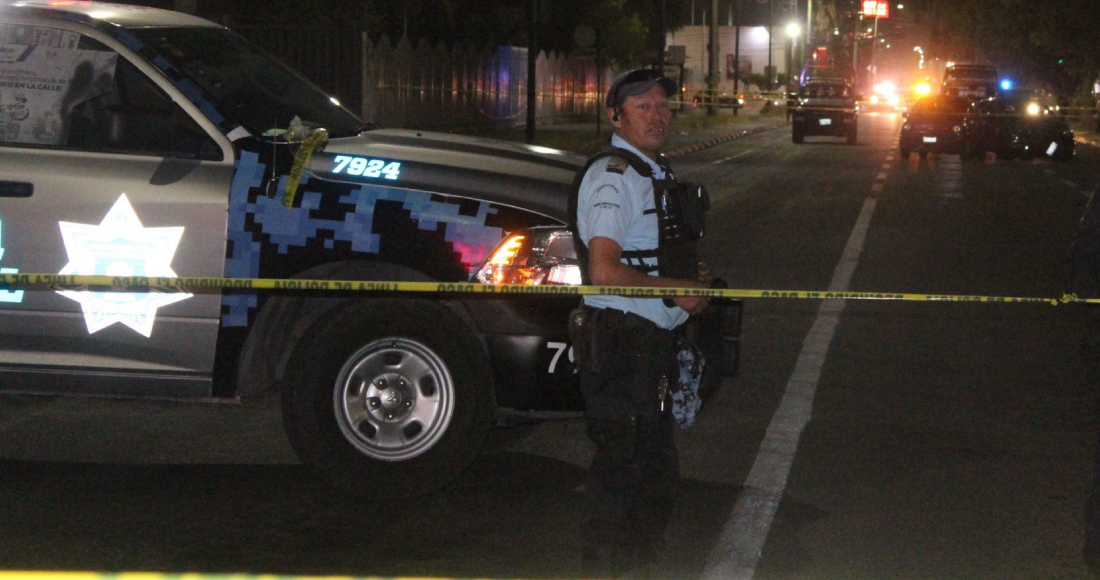 Una cinta de no pasar cierra el paso en una avenida de Guanajuato.