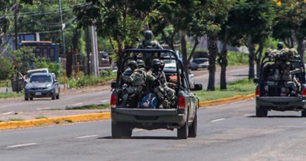 Camionetas del Ejército recorren las calles en México