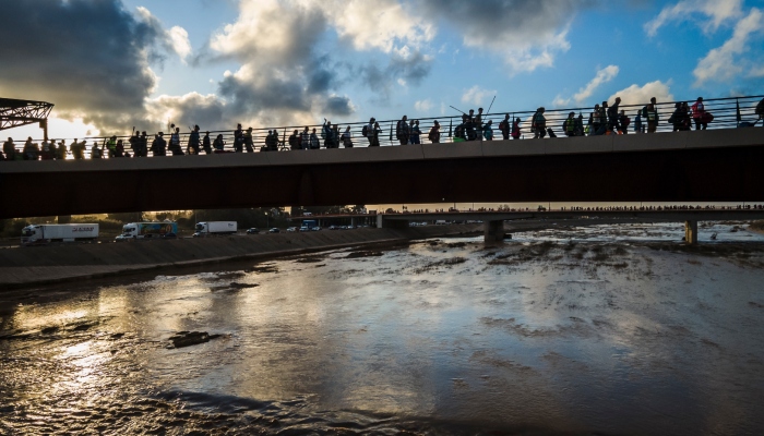 Voluntarios regresan el sábado 2 de noviembre de 2024 tras ayudar a municipios afectados, cuatro días después de que inundaciones repentinas se llevaron todo a su paso, en el poblado de Paiporta, en las afueras de Valencia, España. 