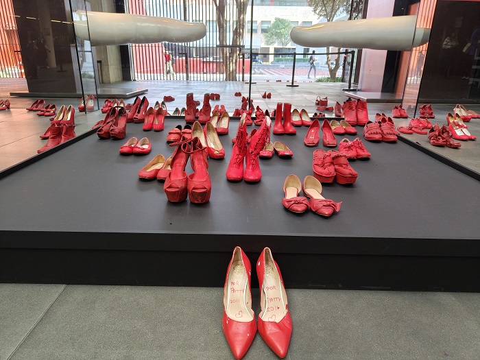 Zapatos Rojos, instalación de Elina Chauvet.