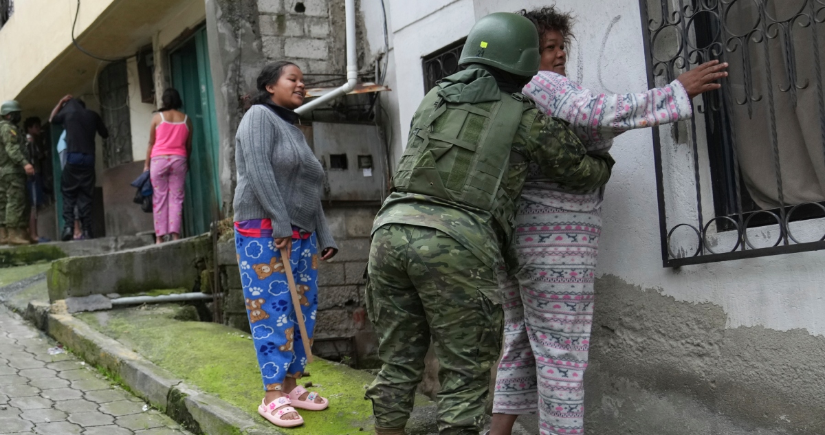 Militares cachean a una mujer en un recorrido de patrullaje por el sur de Quito, Ecuador.