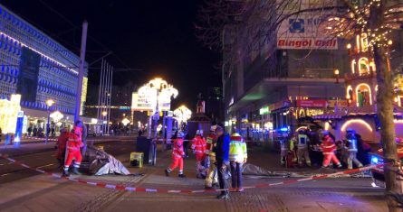 Un auto arrolló a un grupo de personas en un mercado navideño