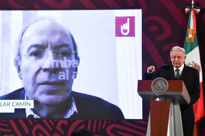 El entonces Presidente Andrés Manuel López Obrador hablando sobre Aguilar Camín durante una conferencia matutina. La actual mandataria, Claudia Sheinbaum, se refirió a dichos comentarios