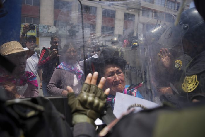 Una manifestante contra el Gobierno se enfrenta a la policía en Perú.