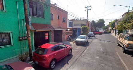 Cámaras de videovigilancia captan momentos de un robo a casa-habitación en la Alcaldía Iztacalco.