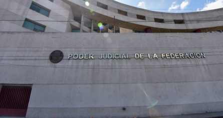 Aspectos de la fachada de los Juzgados de Distrito en Materia Penal Federal con sede en Toluca.