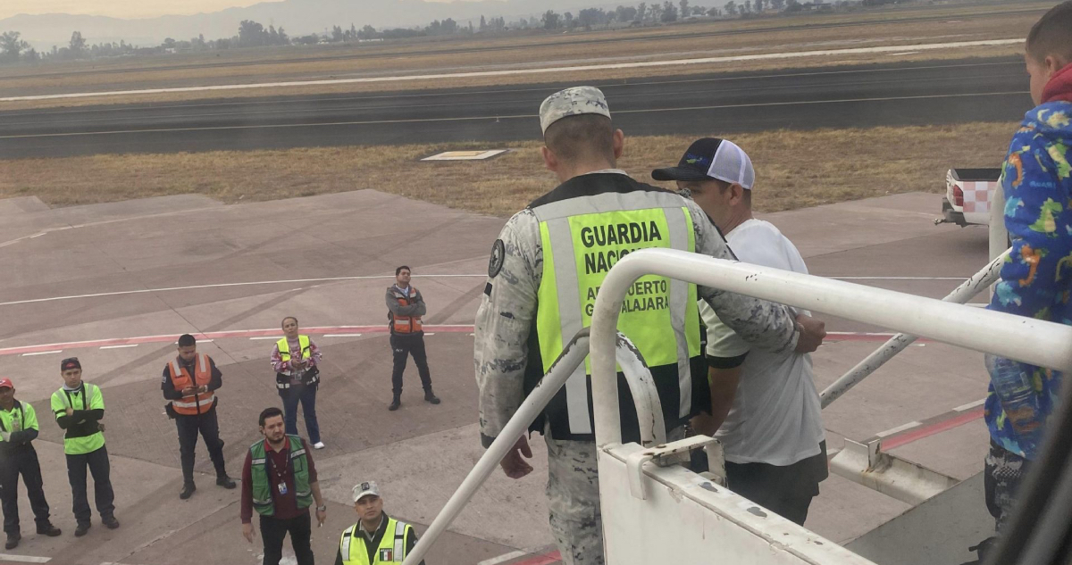 Pasajero que intentó desviar avión mexicano enfrentará proceso por ataque a vía de comunicación.