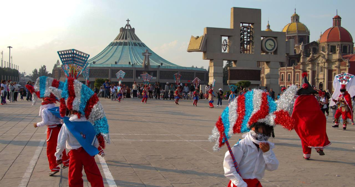 En la zona de la Basílica de Guadalupe hay mil 800 policías de Tránsito e Inteligencia, así como más de cinco mil elementos de la Policía Preventiva para apoyar a los más de 11 millones de peregrinos que han llegado.