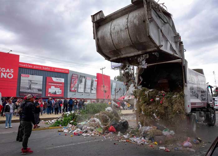 Bloqueos en Ecatepec por parte de trabajadores del SUTEYM se mantiene por segundo día.