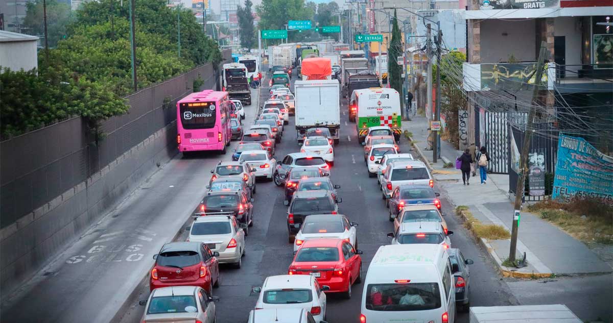 Bloqueos en vialidades de Ecatepec provocan caos vial