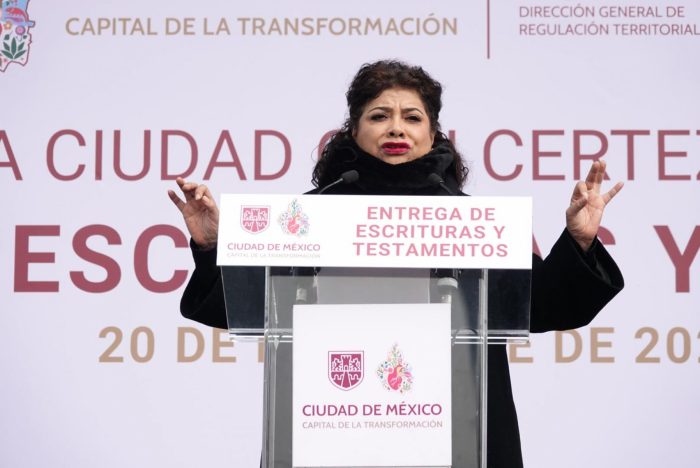 Clara Brugada entrega escrituras y testamentos en la Plaza de la Constitución. Foto: Graciela López, Cuartoscuro