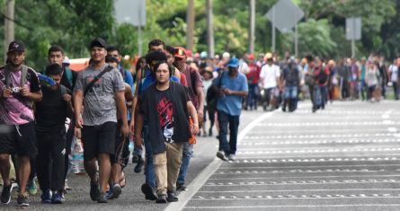 Caravana migrante alista salida desde el sur de México rumbo a EU