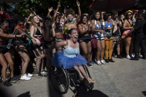 Una actuación en la fiesta callejera por carnaval de Amigos da Onca en Río de Janeiro.