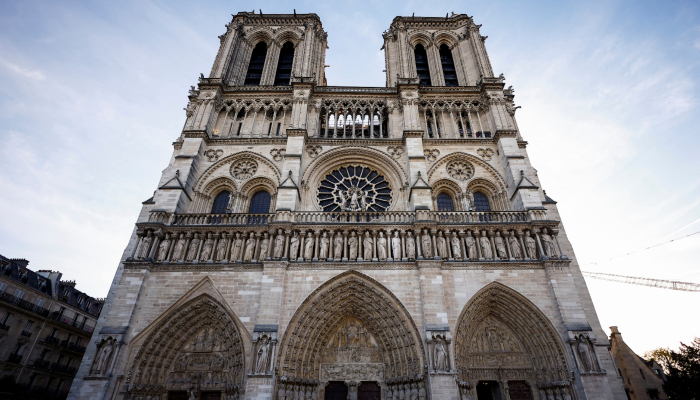 En esta imagen de archivo, un grupo de personas se para delante de la catedral de Notre Dame, en París, el 29 de noviembre de 2024. 