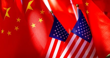 En respuesta a las represalias de Estados Unidos a China, el gigante asiático prohibió este martes exportar materiales clave para el desarrollo tecnológico.