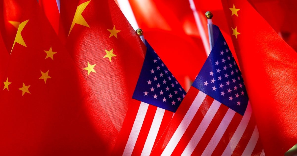 En respuesta a las represalias de Estados Unidos a China, el gigante asiático prohibió este martes exportar materiales clave para el desarrollo tecnológico.