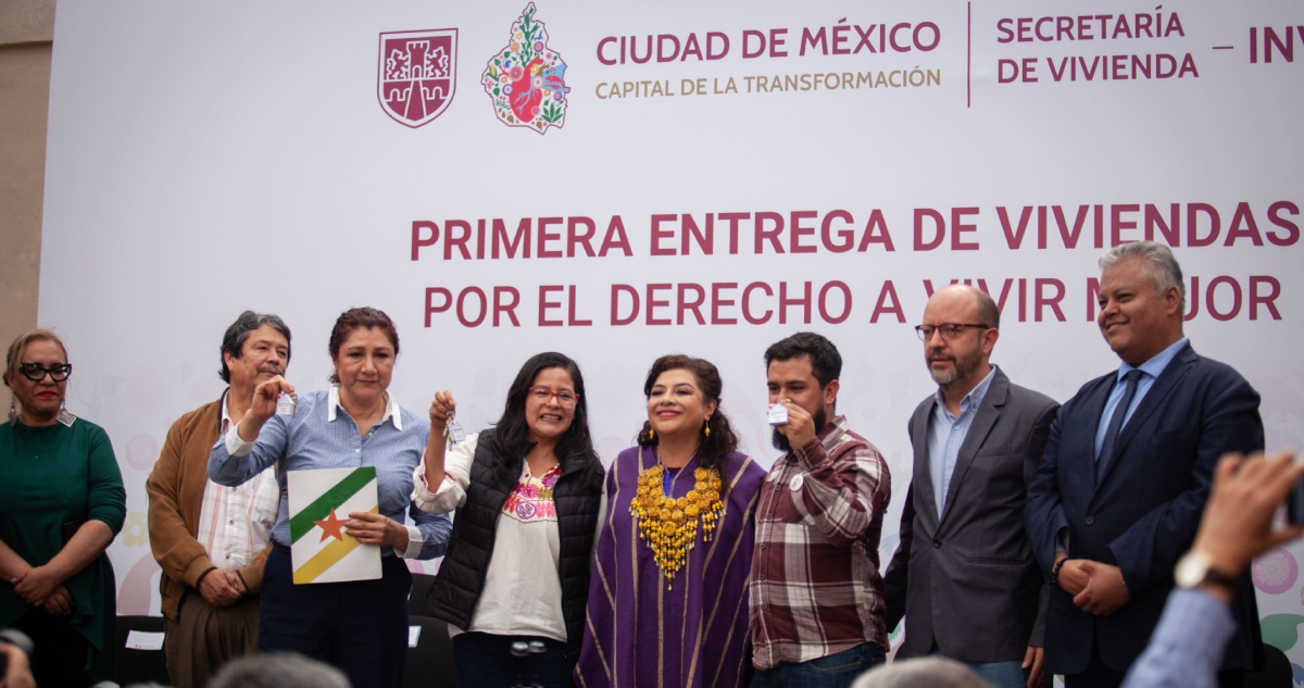 Clara Brugada entrega 89 viviendas en la Ciudad de México.