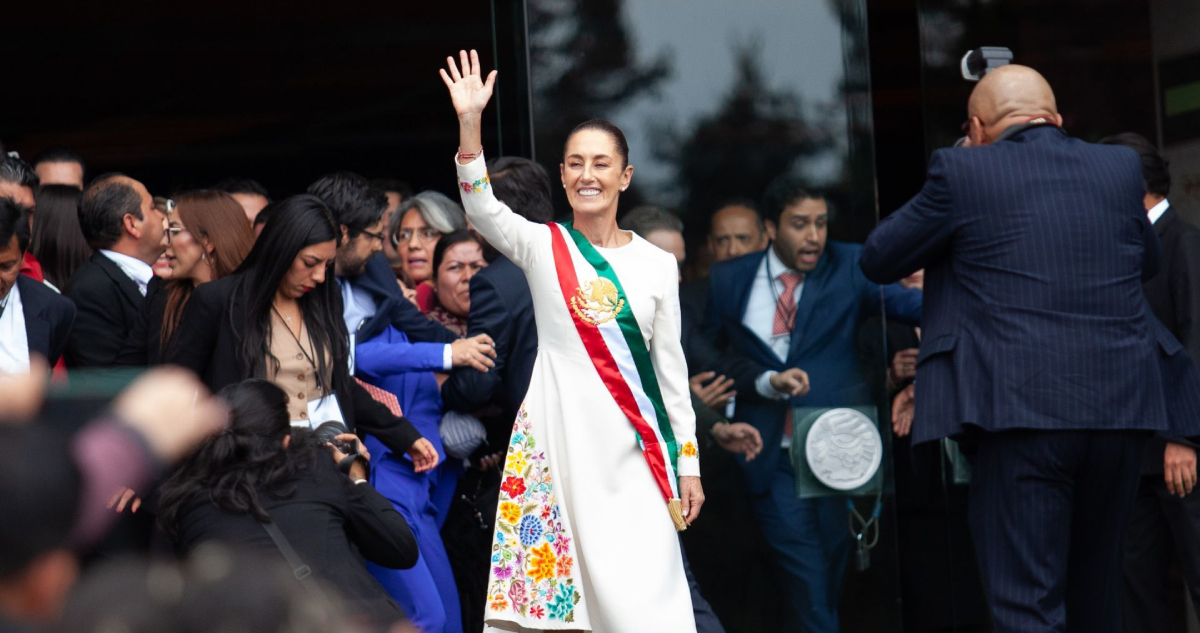 Forbes destaca que Claudia Sheinbaum preside la duodécima economía más grande del mundo, siendo la primera mujer en lograrlo en 200 años de México independiente. 