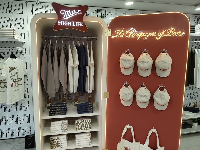 Las prendas de Miller High Life y Acapella presentan un estilo casual