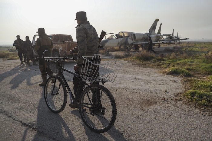 Combatientes de la oposición siria a las afueras de Alepo.