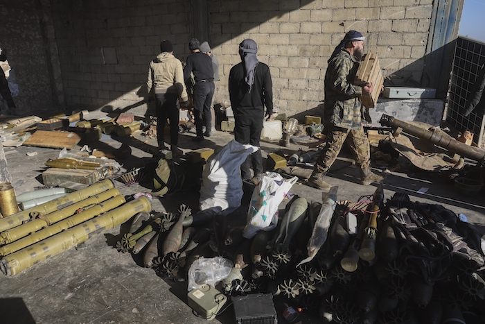 Combatientes de la oposición siria confiscan munición abandonada en Siria.