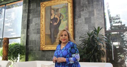 Silvia Pinal posa frente al retrato que le pintó Diego Rivera.