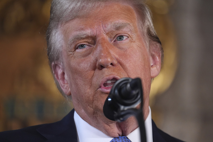 Donald Trump durante una conferencia de prensa en Mar-a-Lago.