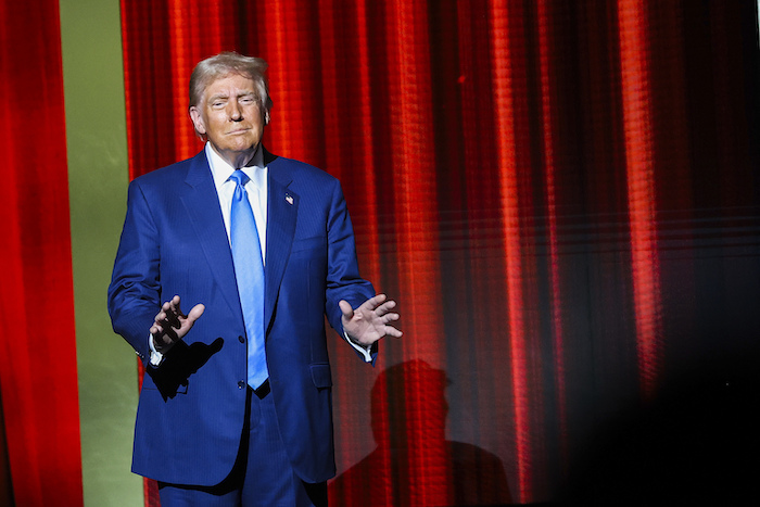 Donald Trump sube al escenario antes de hablar en los premios FOX Nation Patriot Awards.