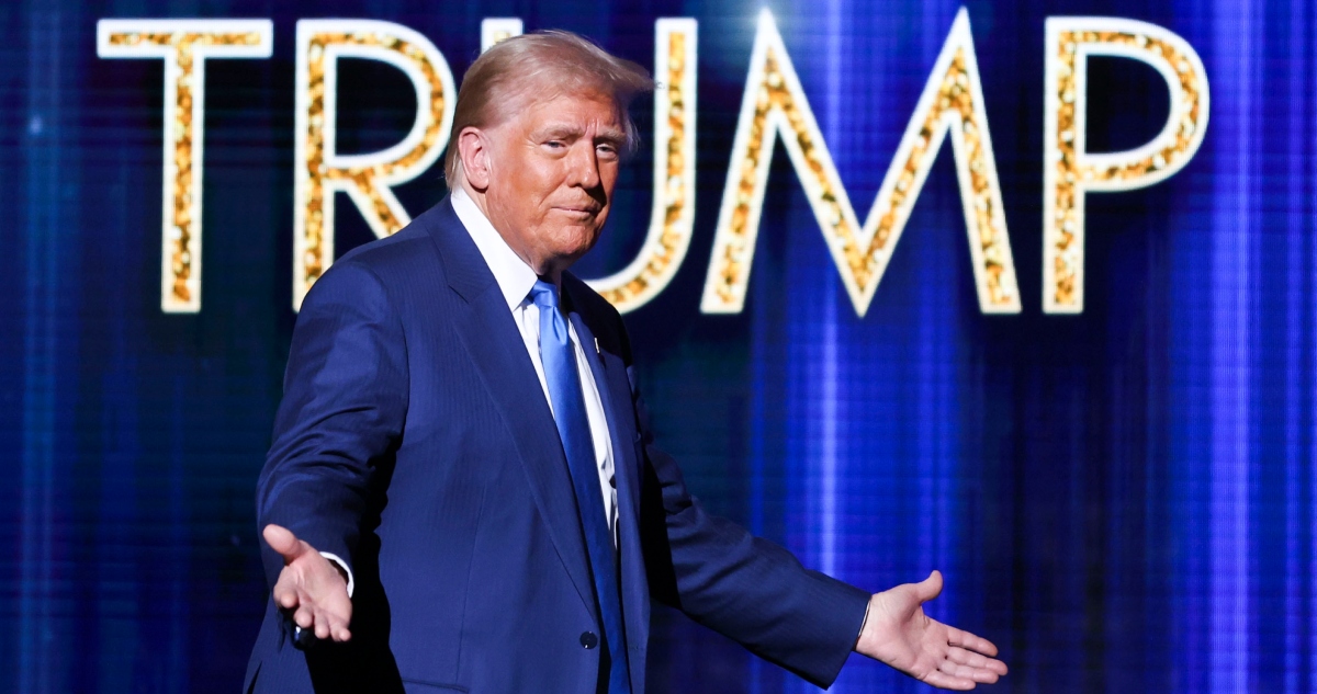 Donald Trump sube al escenario para pronunciar un discurso en los FOX Nation Patriot Awards.