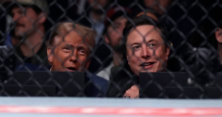 Donald Trump observa junto a Elon Musk en Nueva York.