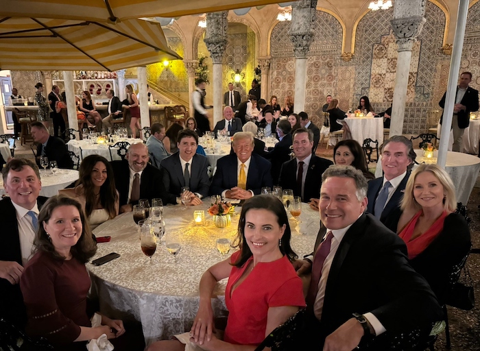 Donald Trump y Justin Trudeau durante una cena en en Mar-a-Lago.