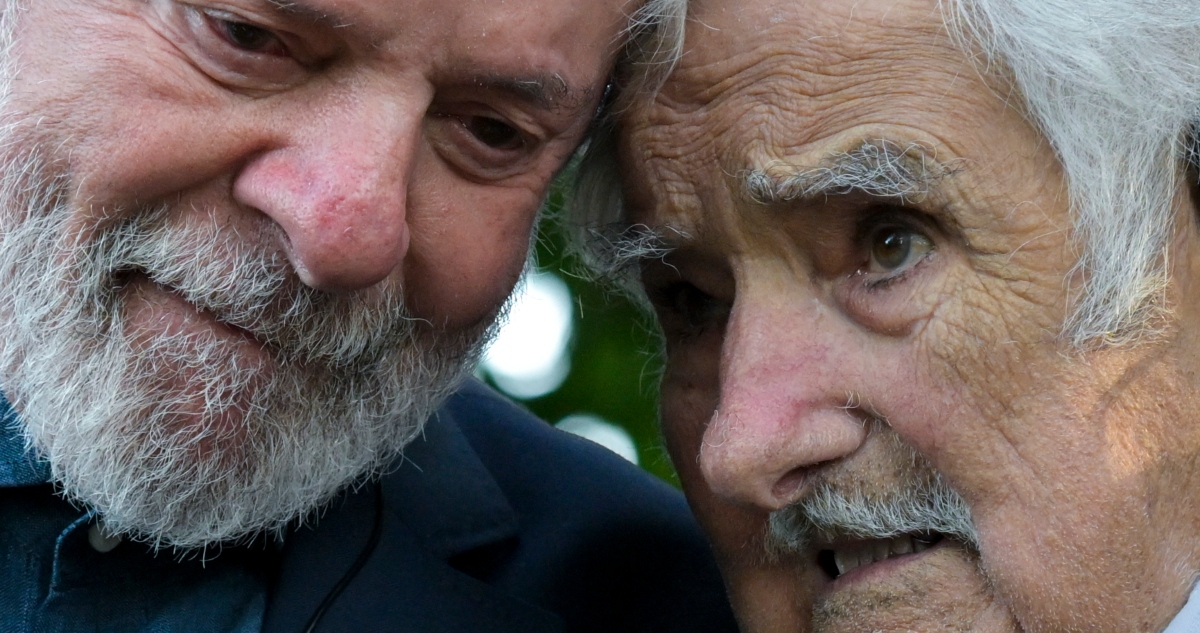 El expresidente de Uruguay José Mujica recibe las máximas distinciones