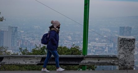 En imagen, una mujer se abriga para mitigar el frio de las primeras horas del día en la Ciudad de México.