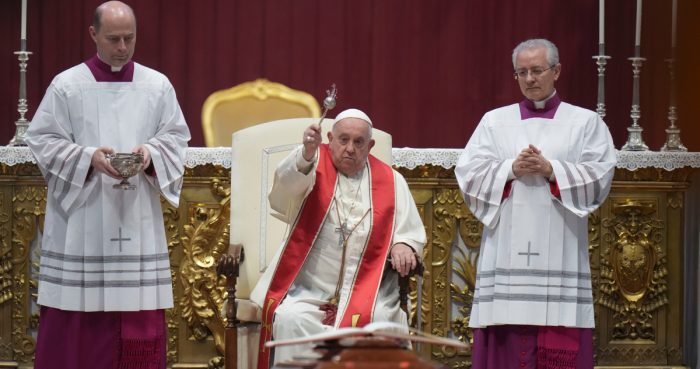 Francisco ha sufrido varios problemas de salud en los últimos años y ahora utiliza una silla de ruedas debido a dolores de rodilla y espalda.