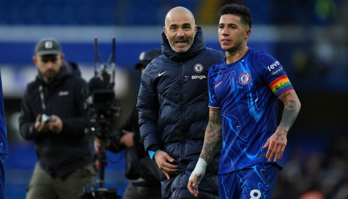 El técnico de Chelsea y el volante Enzo Fernández durante el partido