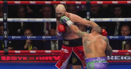 Oleksandr Usyk se mantuvo invicto al defender con éxito sus títulos de los pesados el sábado, con una victoria por decisión unánime sobre Tyson Fury en Riad, Arabia Saudí.