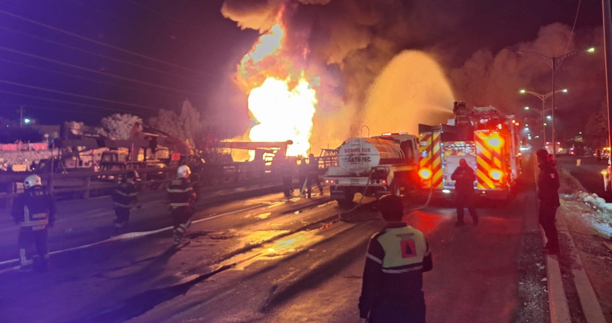 Fuerte incendio en Río de los Remedios entre CdMx y Edomex.