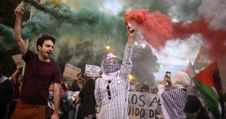 Decenas de personas durante una manifestación en apoyo a Palestina, desde Atocha hasta la plaza de Callao, a 27 de septiembre de 2024, en Madrid (España).