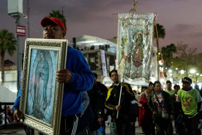 Hombre carga cuadro de la Virgen