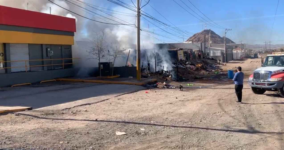 Incendio en un campamento migrante en Chihuahua dejó a un hombre herido y destruyó varias estructuras.